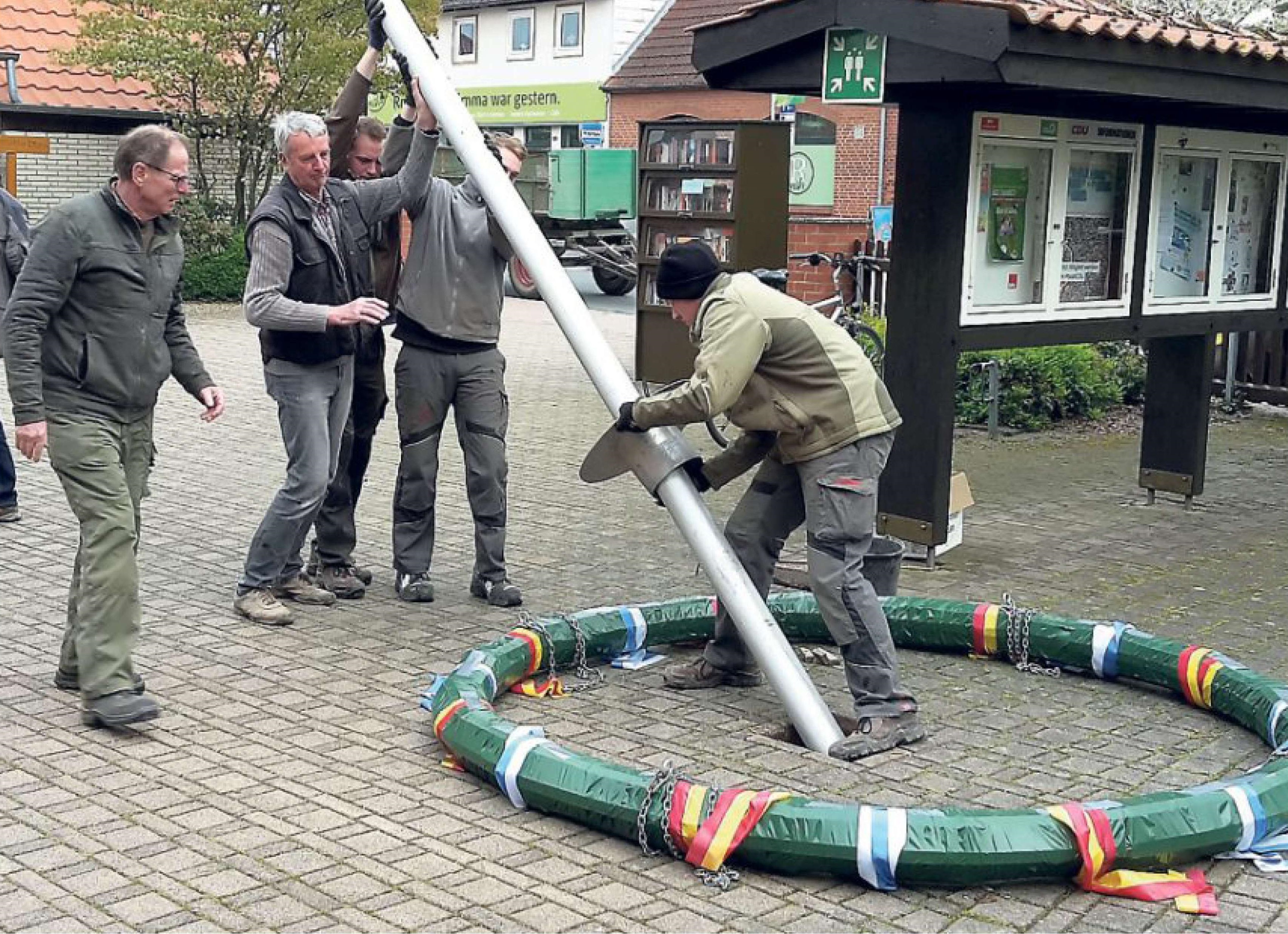 CDU Rössing stellt Maibaum auf
